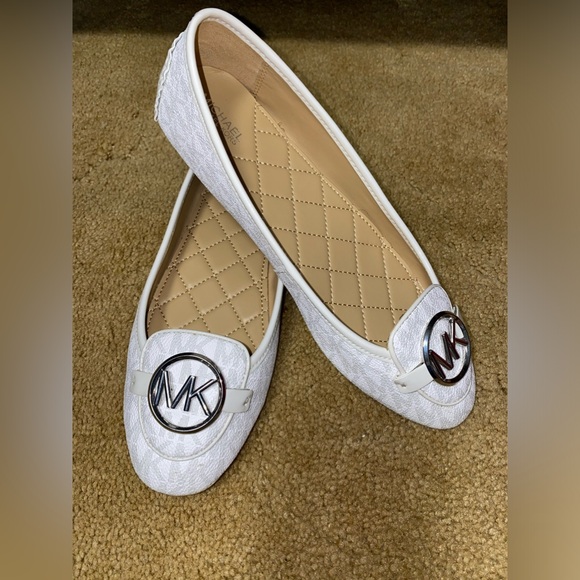 MICHAEL MICHAEL KORS WITHE FLATS. - Picture 9 of 16